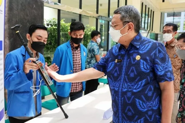 Wali Kota Tangerang Selatan (Tangsel) Benyamin Davnie saat meninjau lomba teknologi tepat guna ke-IX Tingkat Tangsel.