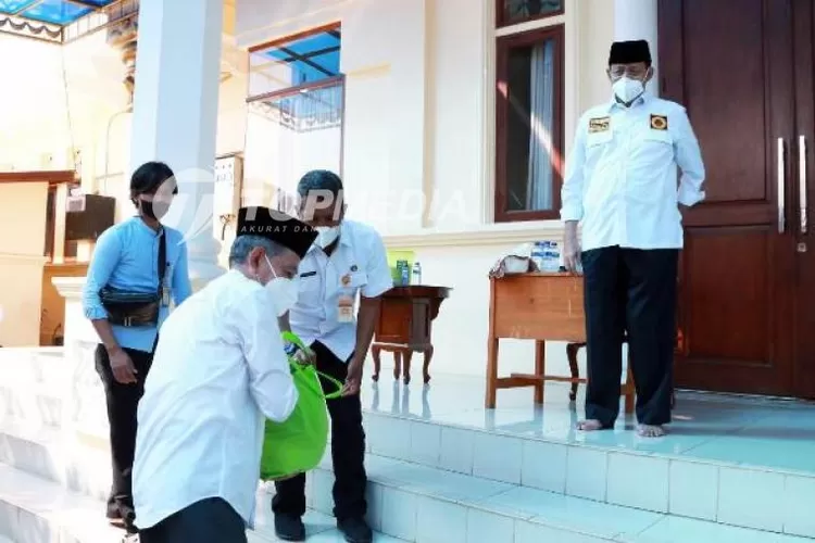 Gubernur Banten Wahidin Halim melepas secara simbolis distribusi 10 ribu paket bantuan sembako dari Unit Pengumpul Zakat (UPZ) Pemerintah Provinsi Banten