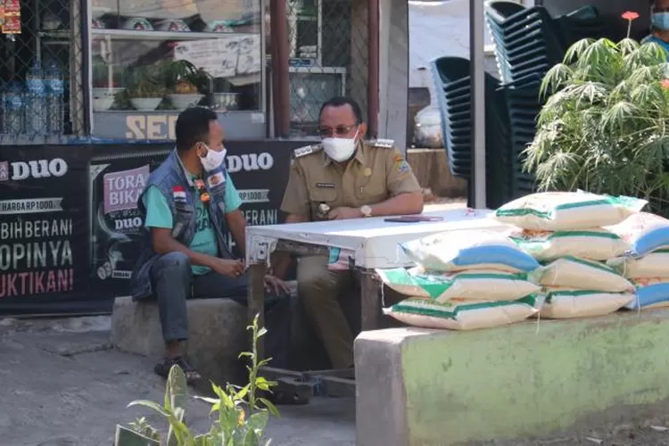 Wali Kota Cilegon, Helldy Agustian saat memberikan bantuan beras kepada pedagang kecil dan ojek online di masa pandemi Covid-19.