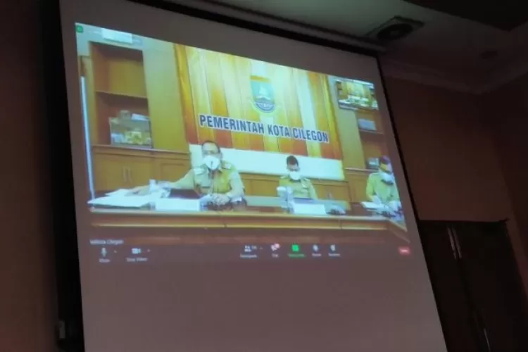 Wali Kota Cilegon, Helldy Agustian saat melakukan Rapat Koordinasi dan Evaluasi Pemberlakuan Pembatasan Kegiatan Masyarakat (PPKM) di Sektor Industri Kota Cilegon secara zoom meeting 