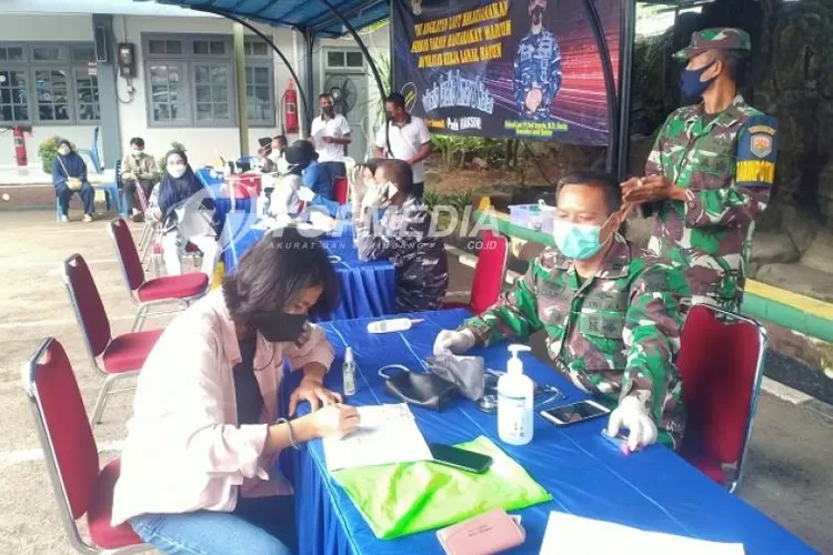 Suasana vaksinasi Covid-19 dosis ke 2 bagi masyarakat Maritim yang berada di sekitar Pesisir Mako Lanal Banten.