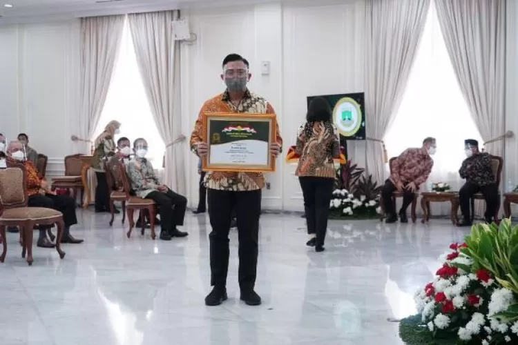 Wakil Gubernur Banten Andika Hazrumy saat menerima penghargaan Abdi Bakti Tanidi Istana Wapres, Jakarta, Senin (13/9/2021).