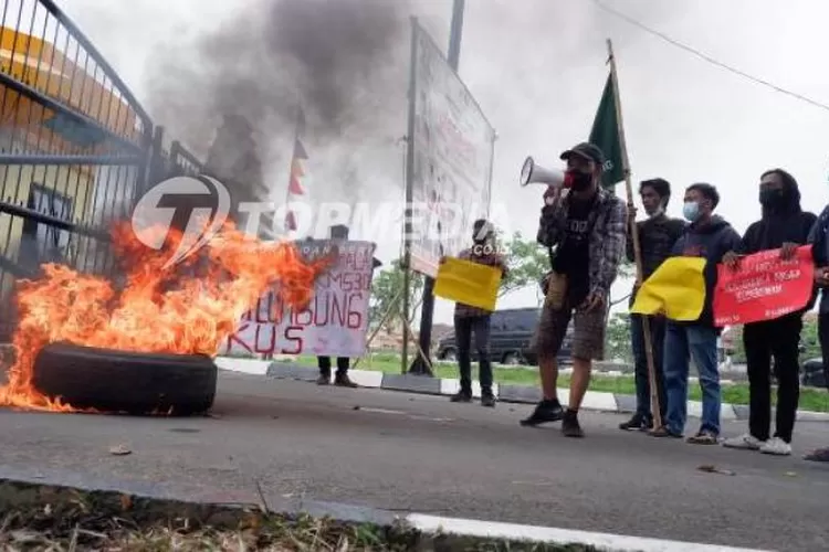 Aksi demonstrasi mahasiswa di depan gedung DPRD Banten 