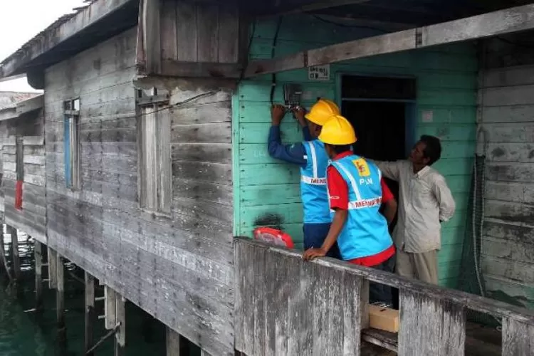 Pemasangan jaringan listrik di rumah masyarakat zona daerah terpencil. (Foto.Net)
