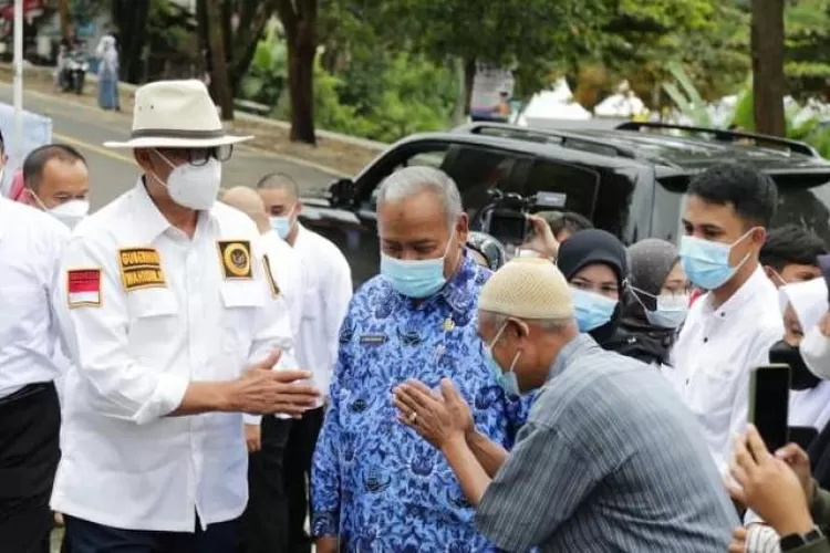 Kunjungan Gubernur Wahidin Halim (WH) ke SMAN 1 Cilograng Bayah Lebak (Foto : Istimewa)