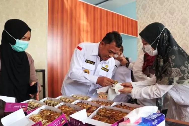 Wakil Wali Kota Cilegon, Sanuji Pentamarta saat mengunjungi UMKM Bolen Aqil yang berada di Perumnas Cibeber, Kota Cilegon. (Foto : Firasat/Topmedia)