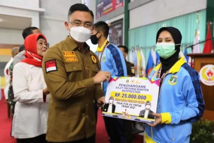Wakil Gubernur Banten Berikan Bonus Bagi Kontingen Banten Peraih Medali (Foto : Istimewa)