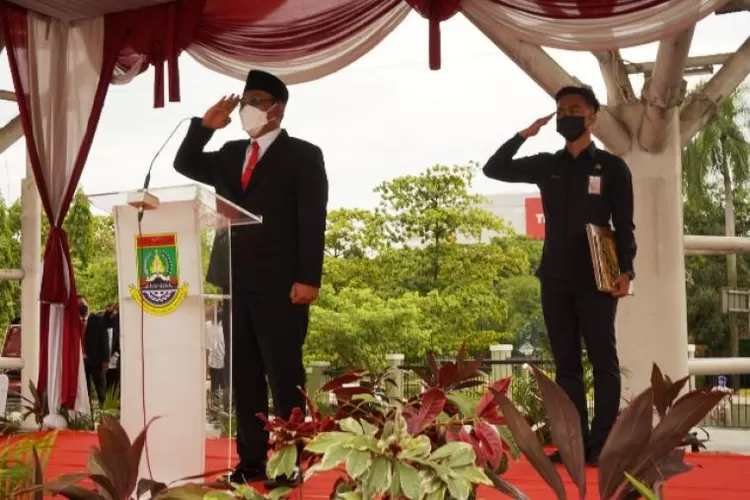 Wali Kota Cilegon, Helldy Agustian saat memimpin upacara dalam rangka memperingati Hari Pahlawan tahun 2021 di Alun-alun Kota Cilegon, Rabu (10/11/2021). (Foto : Topmedia)