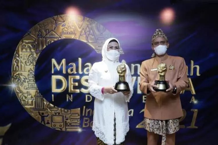 Dari kiri Bupati Kabupaten Serang Ratu Tatu Chasanah (Foto : Istimewa)