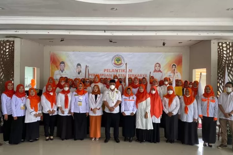 Ketua DPW Partai Berkarya Provinsi Banten Helldy Agustian melakukan sesi foto bersama 43 DPAC perempuan Partai Berkarya se-Kota Cilegon (Foto : Topmedia)