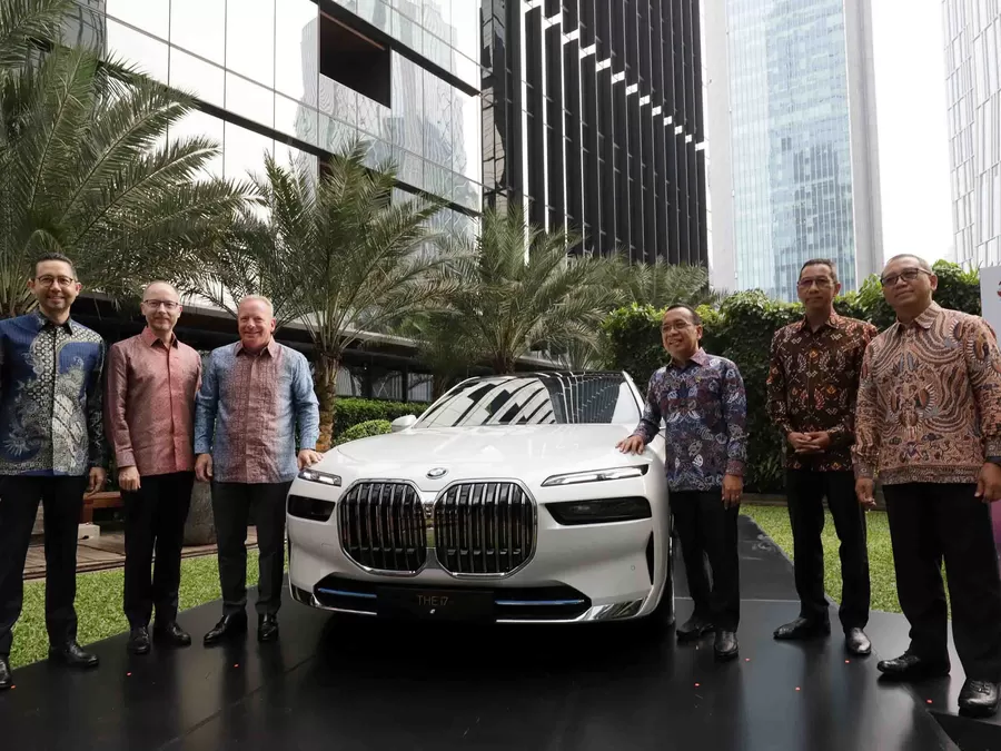 Serah Terima BMWi7 Sebagai Sustainable Mobility Partner KTT Ke-43 ASEAN ...