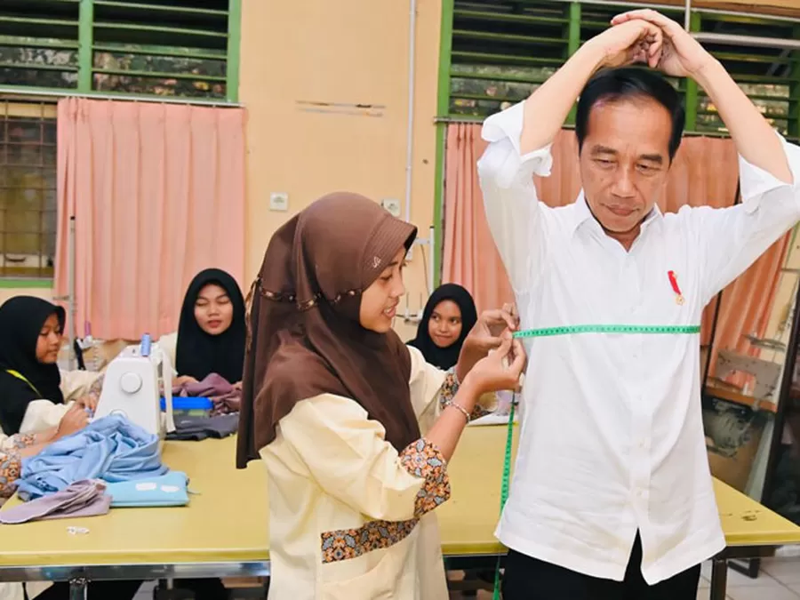 Presiden Jokowi sedang diukur baju di SMK Negeri 4 Kota Jambi
