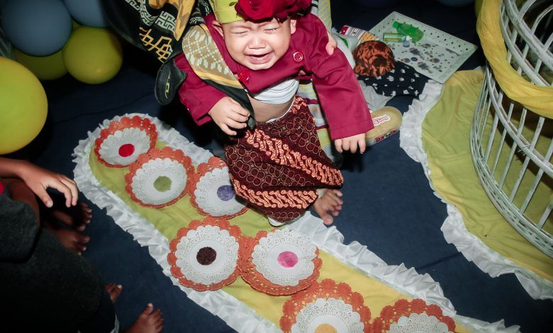 tradisi Tedak Siten adat Jawa yang diperuntukkan bayi berusia 7 bulan yang baru mulai berjalan, ini arti warna masing-masing jadah (Nusabudaya/Ade Julian Vrasdika)