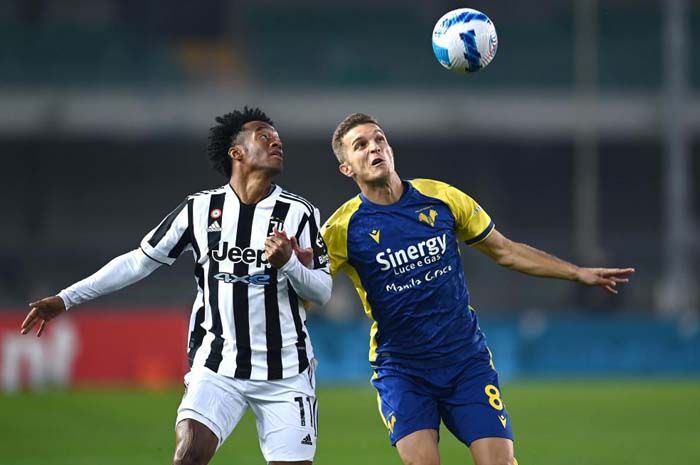 Pemain Juventus, Juan Cuadrado berebut bola dengan pemain Hellas Verona, Darko Lazovic. (Daniele Buffa / Images Sport)
