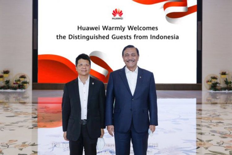 Menteri Koordinator Maritim dan Investasi (Menko Marves) Luhut Binsar Pandjaitan bertemu dengan Rotating Chairman Huawei Guo Ping pada Rabu (8/12). Keduanya membahas hubungan erat antara Indonesia dan Huawei di bidang transformasi digital.