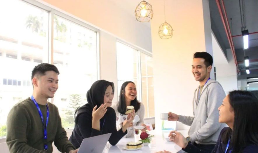 Amar Bank menjadi bank pertama di Indonesia yang menerapkan kebijakan Work From Anywhere (WFA) secara permanen atau disebut dengan Hybrid Working Style.