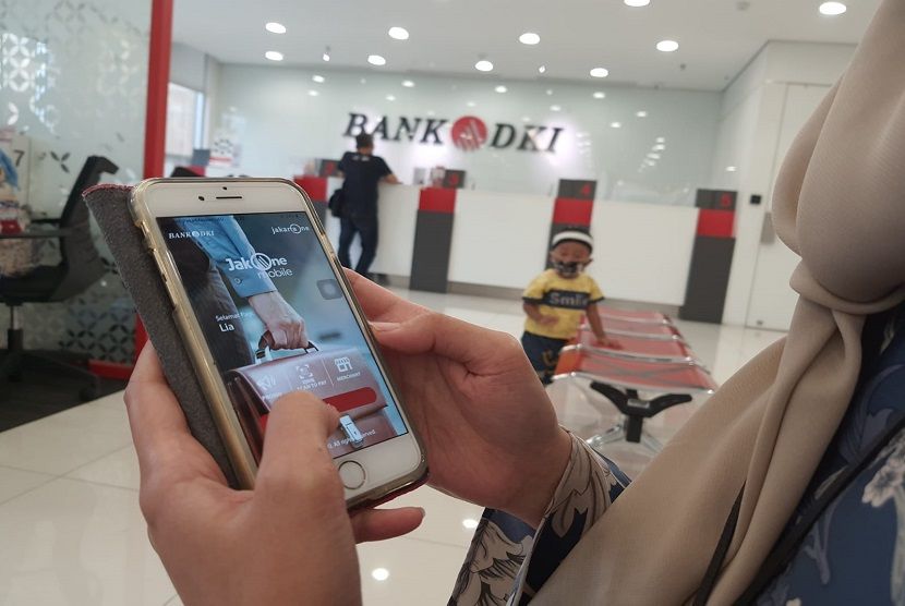 Dari sisi transaksi, Bank DKI turut menghadirkan kemudahan kepada UMKM di DKI Jakarta dengan menjadi merchant Bank DKI. Dengan transaksi nontunai berbasis QRIS, EDC maupun MPOS untuk UMKM di DKI Jakarta dapat menggunakan jaringan QRIS.