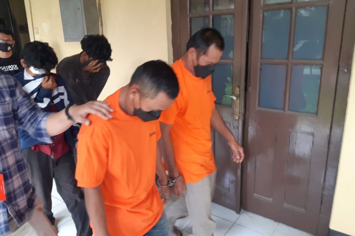Kedua pemerkosa gadis difabel keterbelakangan mental di Kecamatan Kasemen, Kota Serang kembali dibui oleh penyidik Polres Serang Kota, Sabtu 29 Januari 2022. (Darjat Nuryadin/Bantenraya.com)