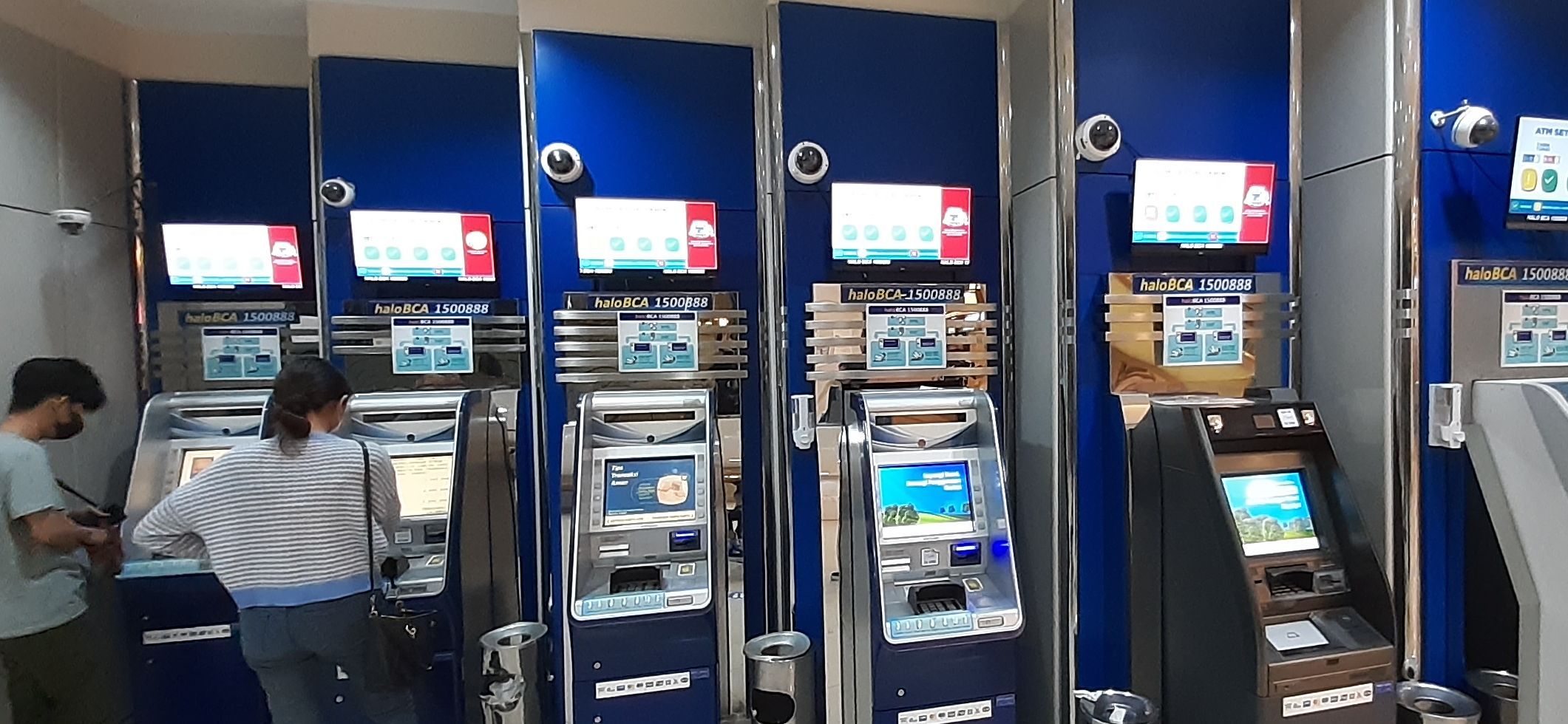 Sistem pembayaran digital juga membuat perbankan harus mengevaluasi keberadaan mesin Anjungan Tunai Mandiri (ATM) hingga Electronic Data Capture (EDC).