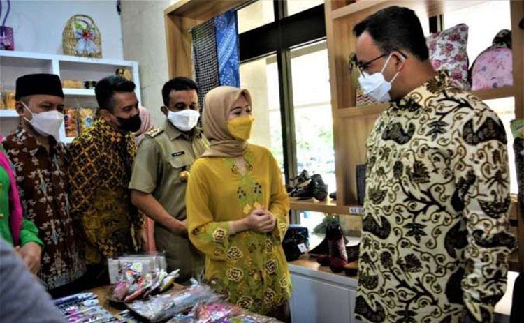 PT Bank DKI turut berkontribusi dengan menyediakan fasilitas untuk pelaku usaha mikro kecil dan menengah (UMKM) berupa Galeri JakPreneur di Kantor Walikota Jakarta Timur. Ini merupakan kontribusi konkret Bank DKI dalam memfasilitasi UMKM.