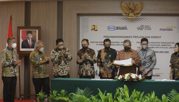 PT Bank Mandiri Tbk (BMRI) mengucurkan kredit sindikasi senilai Rp2,3 triliun di proyek Kementerian PUPR. Proyek itu masing-masing adalah proyek Sistem Penyediaan Air Minum (SPAM) Regional Jatiluhur I dan penggantian sebanyak 37 jembatan Callender Hamilton (CH) di Pulau Jawa.