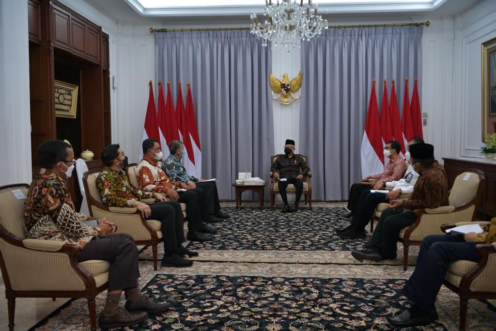 Wakil Presiden Republik Indonesia Ma’ruf Amin menyatakan dirinya akan mendiskusikan kembali terkait rencana penggabungan atau akuisisi Unit Usaha Syariah (UUS) PT Bank Tabungan Negara (Persero) Tbk (BTN Syariah) oleh bank pelat merah lain.