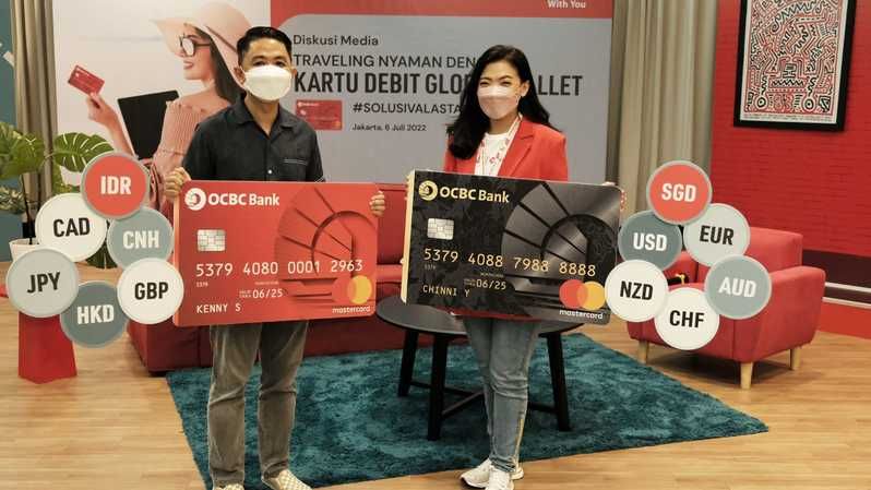 Travel Enthusiast, Kenny Santana dan Personal Banking Tribe Leader & Retail Proposition Head Bank OCBC NISP, Chinni Yanti (kanan) dalam acara peluncuran Kartu Debit Global Wallet di Jakarta. 