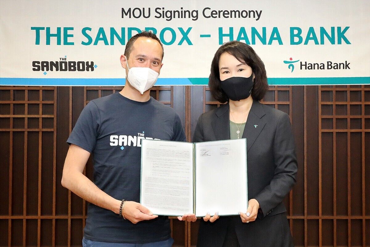Co-Founder The Sandbox Sebastien Borget (Kiri) dan Wakil Presiden KEB Hana Bank So Jung Kim (Kanan). Sandbox mengumumkan kemitraan baru dengan KEB Hana Bank, bank komersial yang menyediakan rangkaian produk valuta asing terbesar di Korea Selatan untuk memperluas bisnis metaverse global.