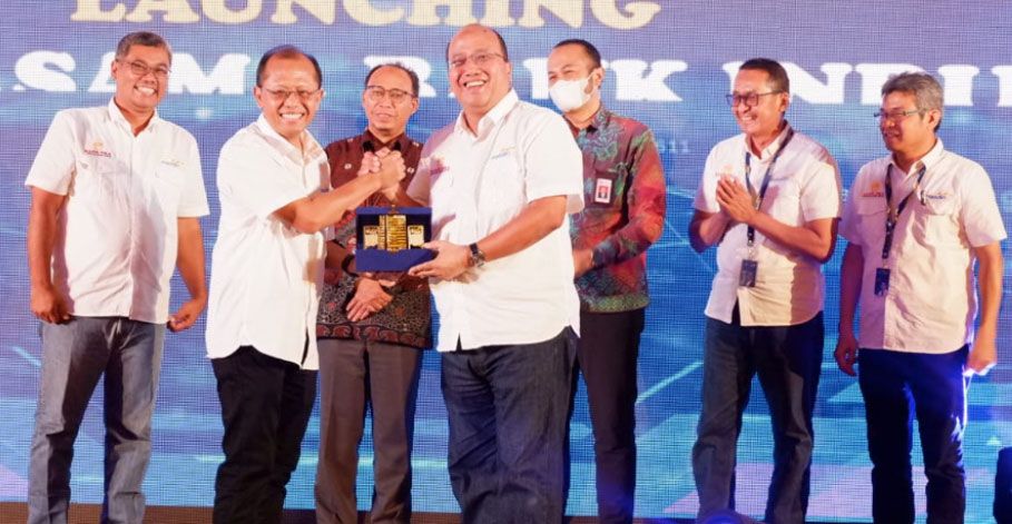 Bank Mandiri berkolaborasi dengan PT BPR Eka Bumi Artha atau Bank Eka, Lampung, untuk memperluas akses ATM. Kolaborasi ini merupakan komitmen Bank Mandiri untuk mendorong digitalisasi layanan perbankan di Tanah Air.