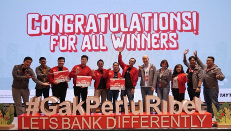 Direksi Bank OCBC NISP dan tiga tim pengembang yang menjadi pemenang, berfoto bersama pada final Hack@ON di ON Space, BSD, Tangerang (25/7).