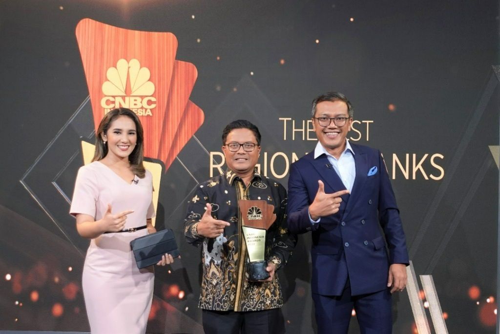 Bank DKI berhasil menyabet penghargaan sebagai The Strongest Big Regional Bank by Capital yang diterima langsung oleh Direktur Ritel & Syariah Bank DKI, Babay Parid Wazdi dalam gelaran CNBC Indonesia Awards 2022 di Jakarta (9/11).