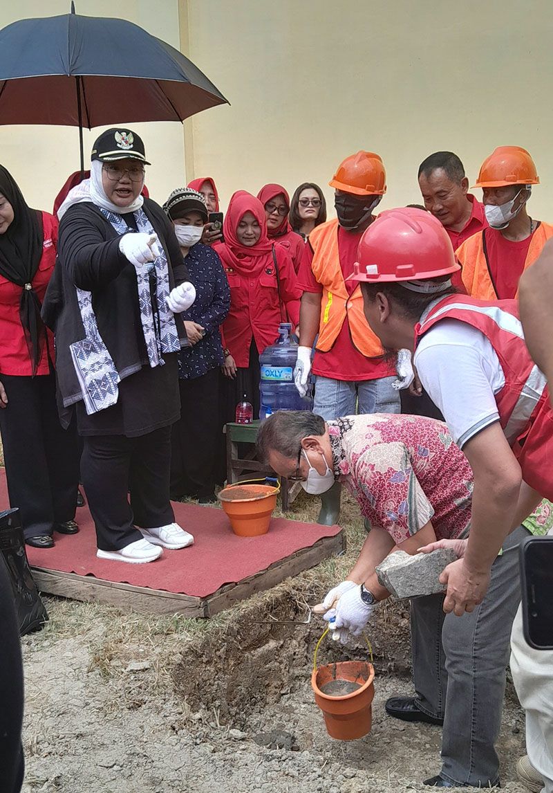 Bupati Sragen periode 2001-2011 yang juga mantan Ketua DPC PDIP Sragen Untung Wiyono melakukan peletakan batu pertama pembangunan kantor DPC PDIP di daerah Sine, pada Senin (14/11). (SMSolo/dok)
