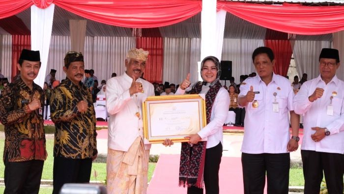 Bupati Klaten Sri Mulyani menerima penghargaan dari Asosiasi FKUB Indonesia.  (SMSolo/Merawati Sunantri)