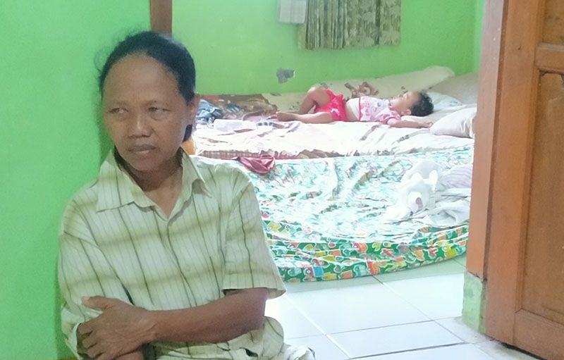  Sukini (55) warga Dusun Bendungan, Desa Kulurejo, Kecamatan Nguntoronadi, Kabupaten Wonogiri menunggu cucunya yang selamat dari kecelakaan maut Gunung Pegat, Selasa (22/11). (SM/Khalid Yogi) (SMSolo/Khalid Yogi)