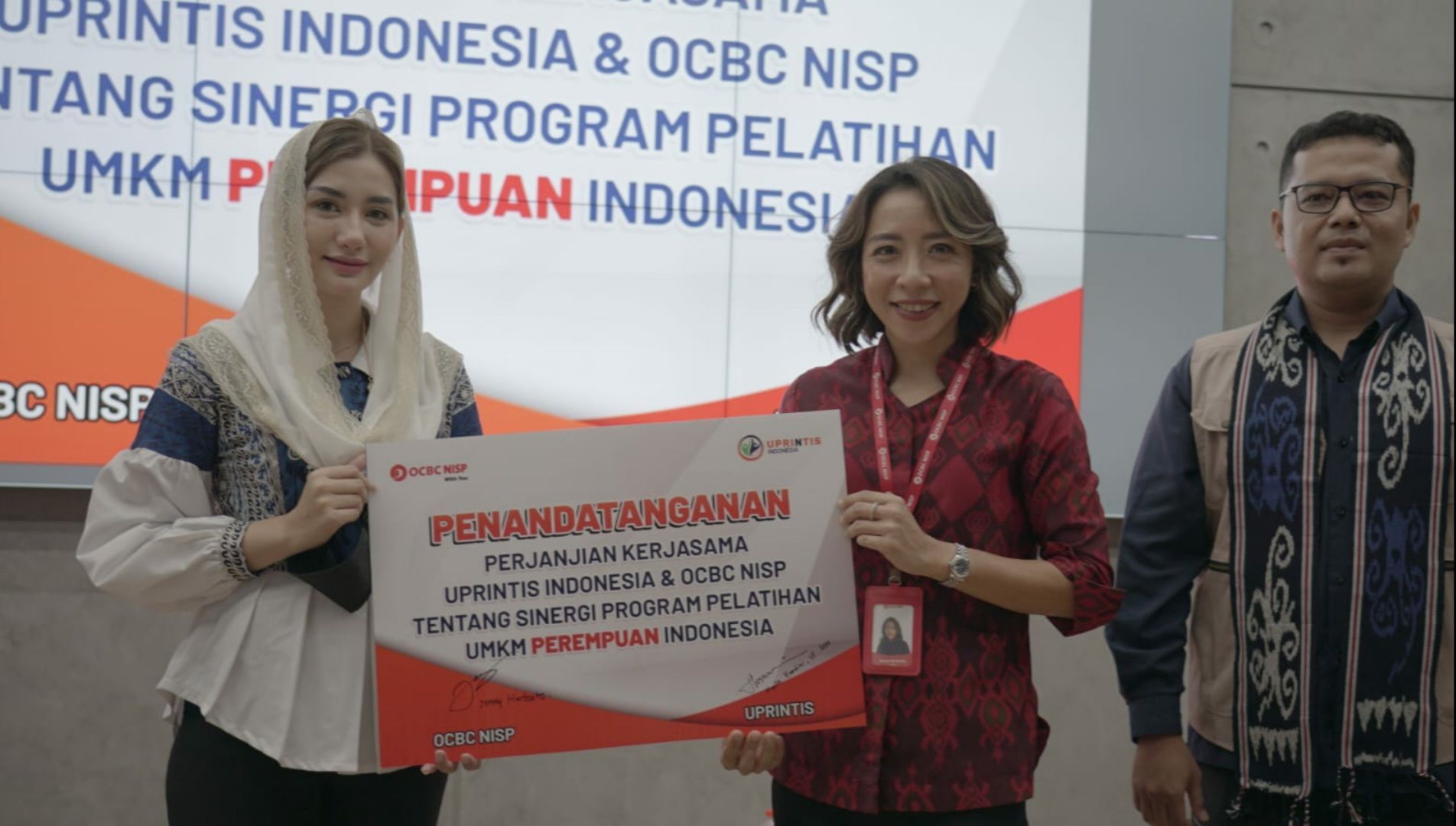 Bank OCBC NISP dan UPRINTIS Indonesia melakukan penandatanganan kerja sama untuk meningkatkan pengetahuan dan keterampilan UMKM Perempuan Indonesia secara berkelanjutan.