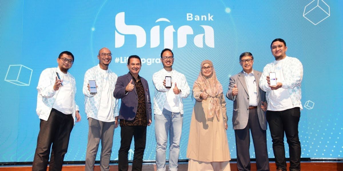 Pasca diakuisisi oleh Alami Group pada Maret 2021 lalu, Bank Hijra tercatat sebagai BPRS pertama di Indonesia yang bertransformasi sepenuhnya ke digital. 'Hijrahnya' Bank Hijra ke digital diperkuat dengan peluncuran aplikasi mobile banking, Hijra Bank App.