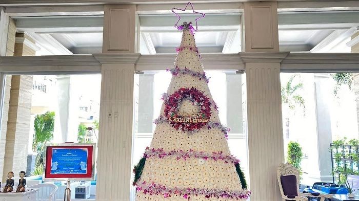 Pohon Natal dari bahan sabun bekas di Adhiwangsa Hotel &amp; Convention Solo.  (SMSolo/dok)