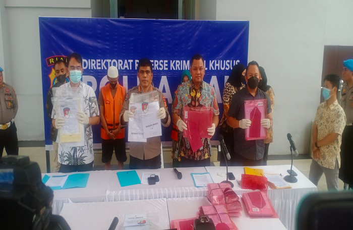 Tersangka AG (50) Pegawai Negeri Sipil (PNS) di Staff Bagian Umum DPRD Provinsi Riau