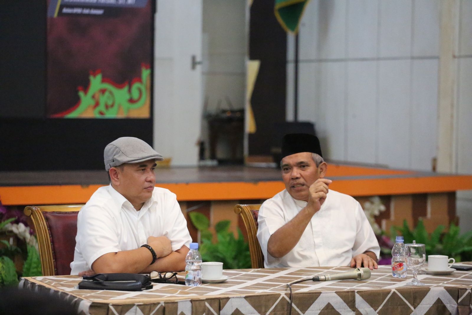Ketua PWI Riau Zulmansyah dan Bupati Kampar  (PWI/Hery FR)