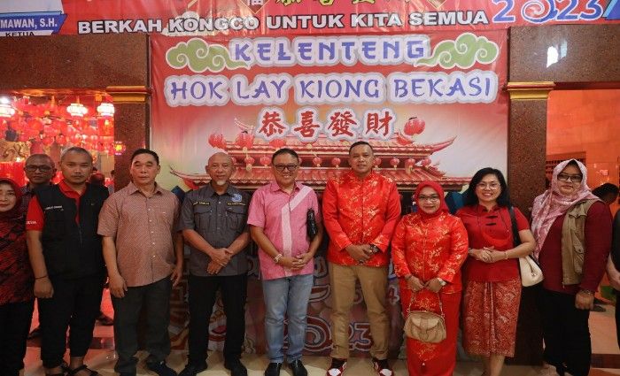 Plt Wali Kota Bekasi Tri Adhianto dan istri hadiri perayaan Imlek di Klenteng Hok Lay Kiong (Humas)