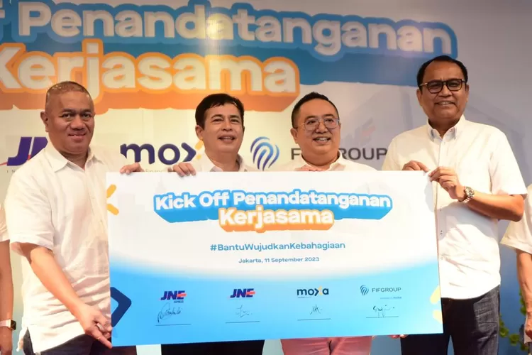 Dari kiri, M. Feriadi Soeprapto Presiden Direktur JNE, Alex Tan Chairman dan CEO JNE International, Lim Lizal CEO Moxa dan Setia Budi Tarigan Operation Director FIFGROUP menandatangani kerja sama antara Moxa dan FIFGROUP dengan JNE Express serta JNEI dalam menghadirkan layanan keuangan inklusif.  (Istimewa)