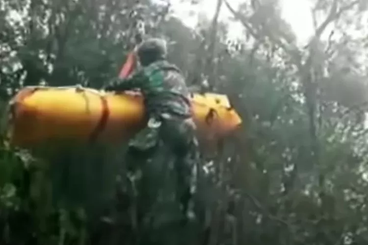 Viral, momen dramatis evakuasi Kapolda Jambi Irjen Rusdi Hartono naik ke helikopter hingga beberapa kali berputar-putar, karena cuaca angin kencang. (Yoriesta Afnenda Ramizal )