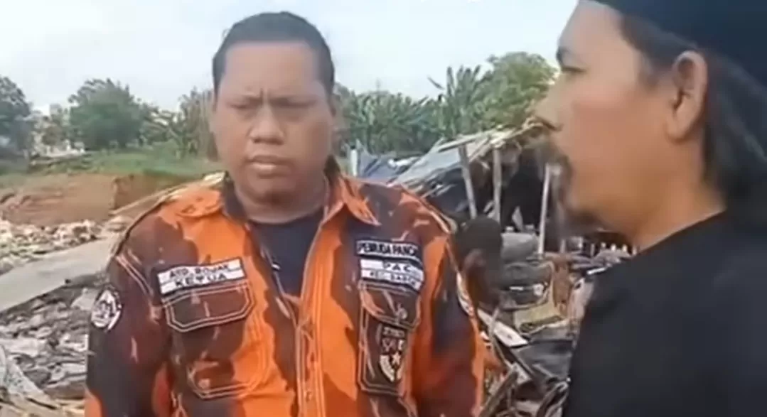 Aktivis lingkungan membersihkan sampah di bantaran Kali Bekasi didatangi oknum ormas.(Foto: Instagram @fakta.indo)