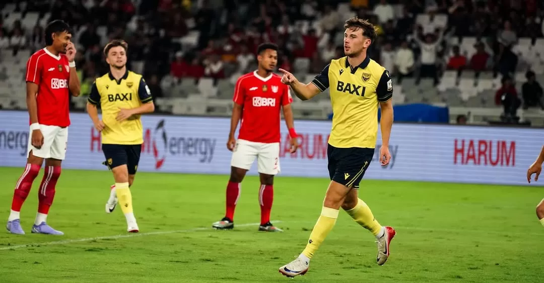 Mark Harris (kanan) merayakan gol keduanya ke gawang Indonesia All Star di SUGBK. (Foto: Instagram @markharris7)