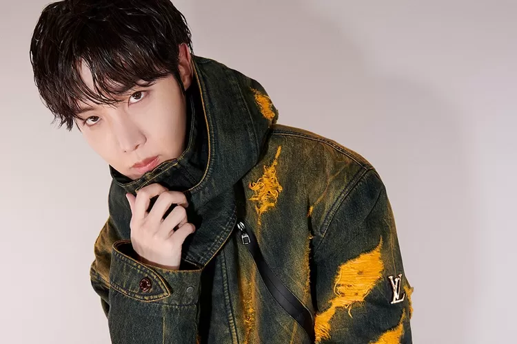 J-Hope BTS dikabarkan akan segera menjalani wajib militer (Louis Vuitton)