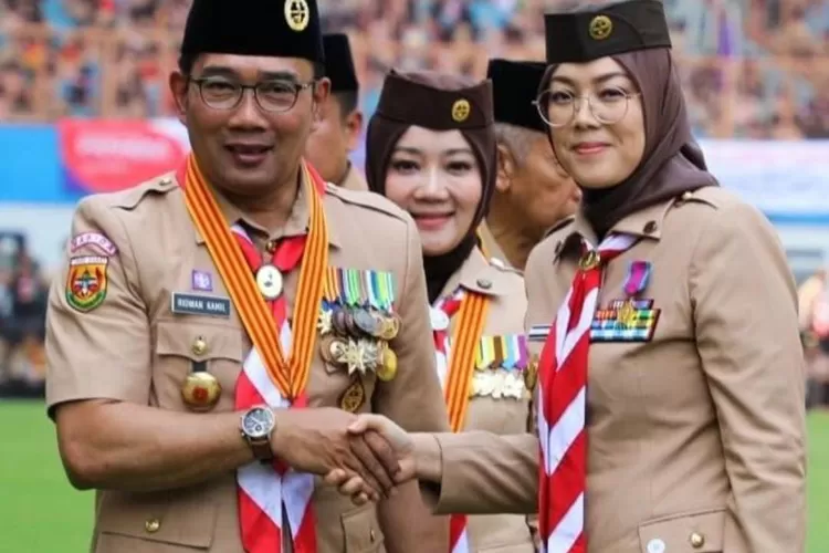Bupati Purwakarta Anne Ratna Mustika diberikan penghargaan oleh Gubernur Jawa Barat Ridwan Kamil. (Diskominfo Purwakarta)