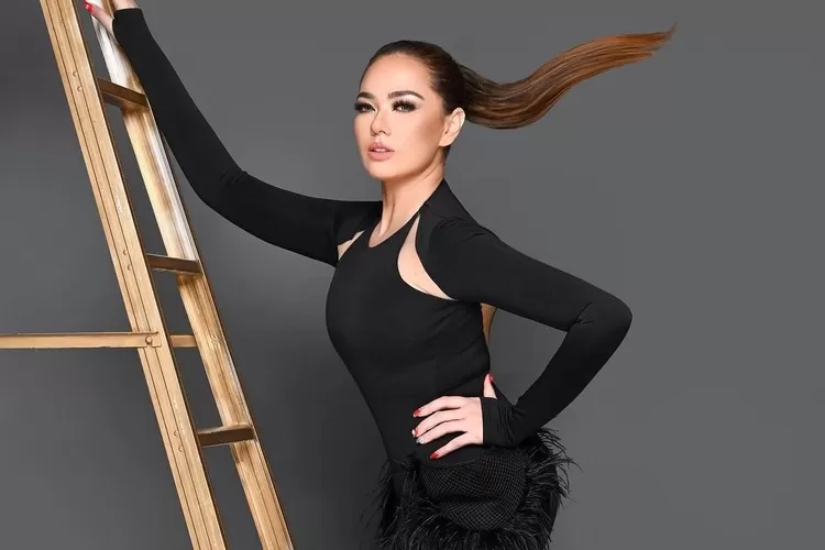 Catherine Wilson  (instagram @cathrinewilson)