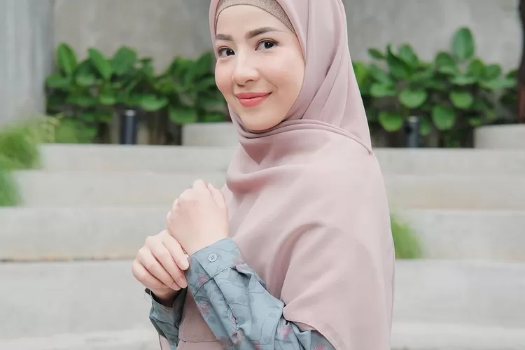 Tampilan Natasha Rizky wanita berdarah minang asal Sumatera Barat dipuji cantik bak ABG di tengah berita digugat cerai oleh Desta. (Instagram @natasharizkynew)