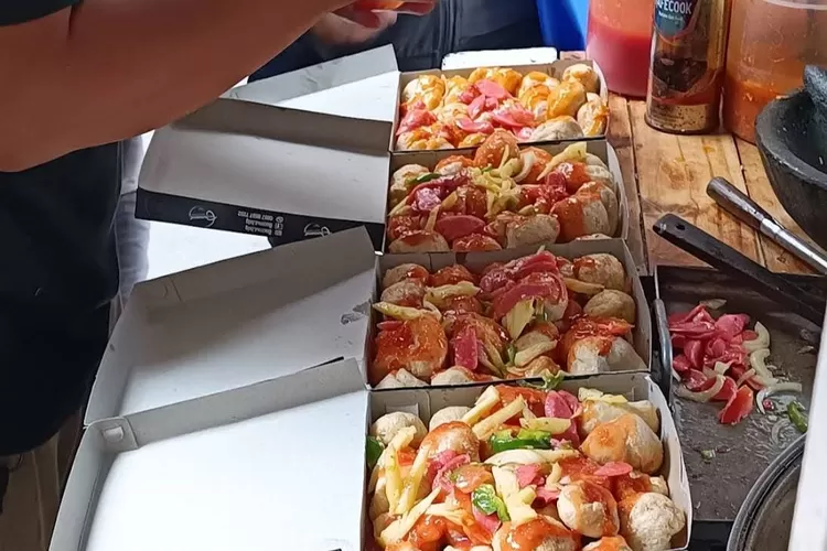 Bacimut Pizza, jajanan khas Bandung yang enak dan bikin nagih. (Google maps/deasygane)