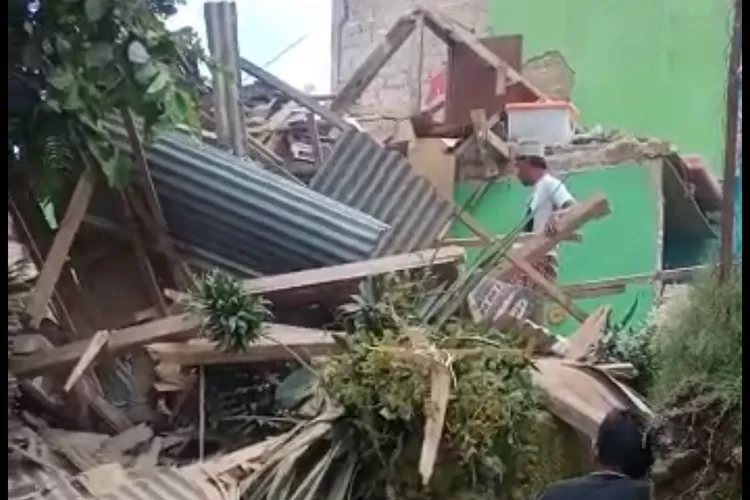 Dmapak gempa di Cianjur. Dua warga dilaporkan meninggal dunia dan lainnya luka-luka.  (Foto/Instagram)
